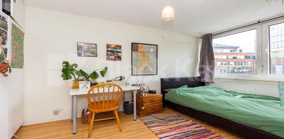 			PERFECT FOR 3 OR 4 SHARERS!, 4 Bedroom, 1 bath, 1 reception Flat			 Banner Street, OLD STREET